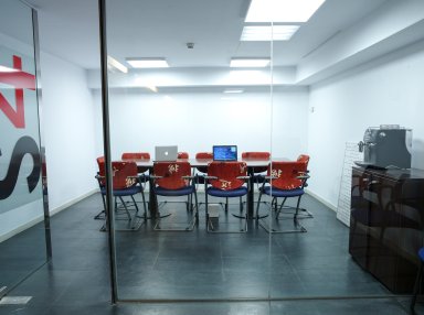 Sala de reuniones en el coworking Oficina24 | Salas de reuniones en Barcelona